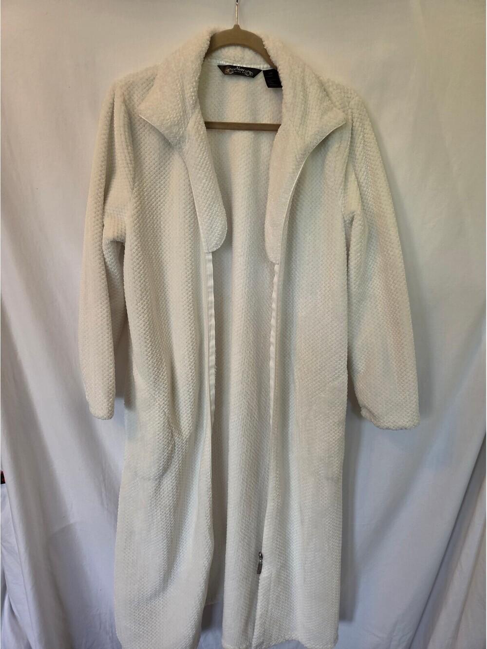 Noire Jasmine Rose Women's Long White Fleece Robe with Zipper, Size LG
